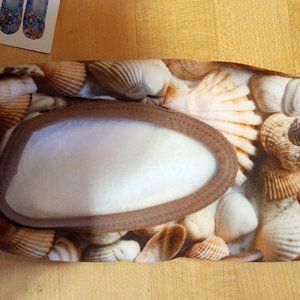 Snoozies Skinnies Seashell Ladies Slippers with Case Med. 7-8